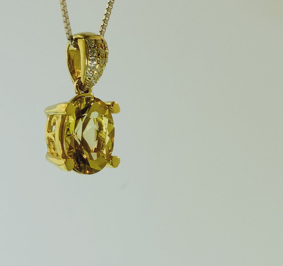 Oval Pendant with yellow gold heart shaped prongs